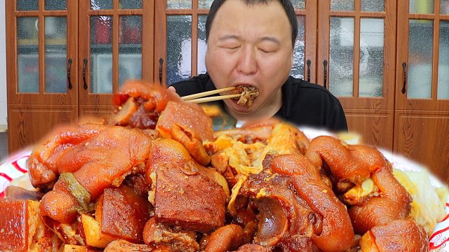 网友点的酥锅，阿强头回吃，食材丰富，肉质软烂，配蛋炒饭，过瘾