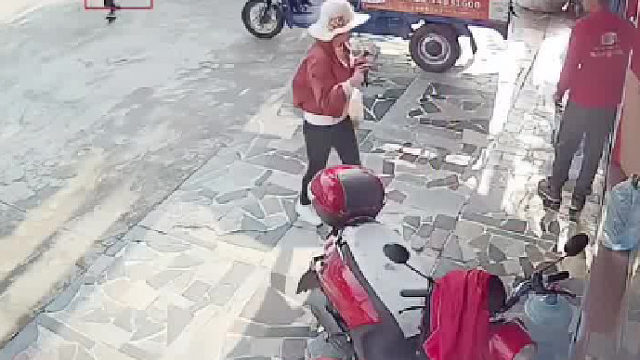 女子被陌生光头男尾随，神情慌张跑进路边送水店求救。