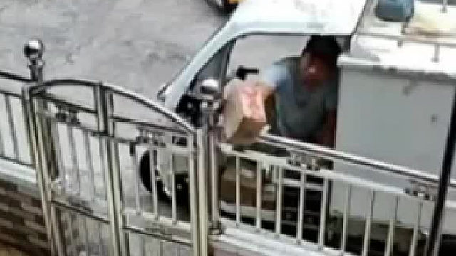 快递员将包裹扔到簸箕上男主人丝滑将包裹扔进垃圾车快递:来也匆匆 去也匆匆
