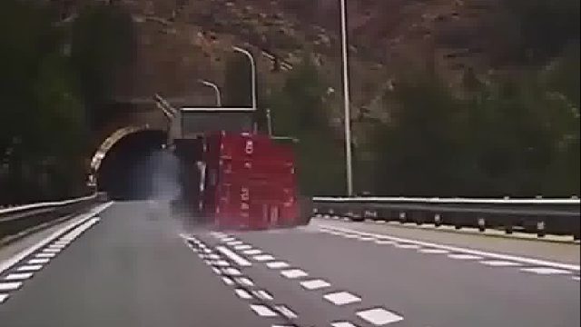 货车跑偏司机立即修正，结果车了失控了！