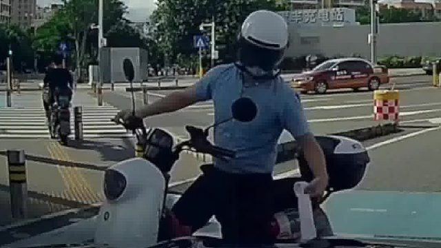 男子骑车突然横停在车前 ，接下来的行为令人心头一瞹！