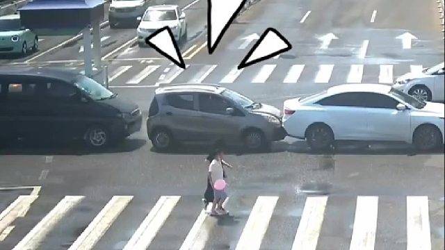 距离产生美前车刹车后车稳稳停住，第三车追尾前两车！