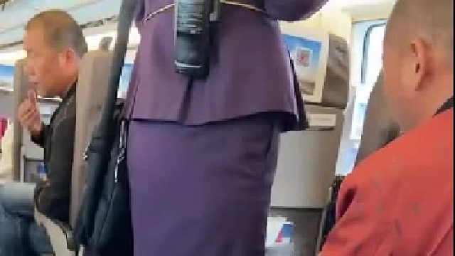 有垃圾袋不用，满地乱扔垃圾，这素质真没谁了。