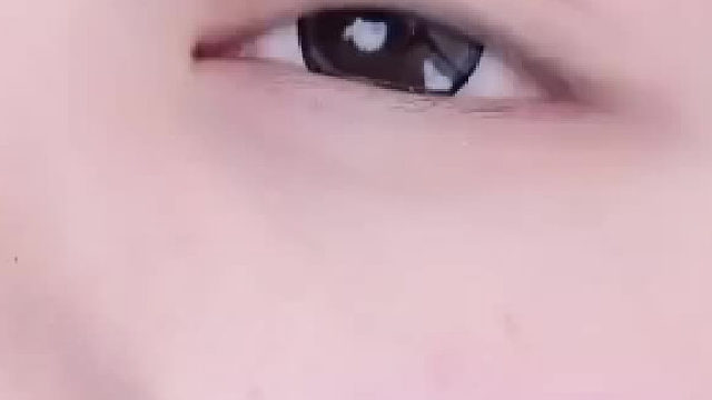 正确画眼线的方式。