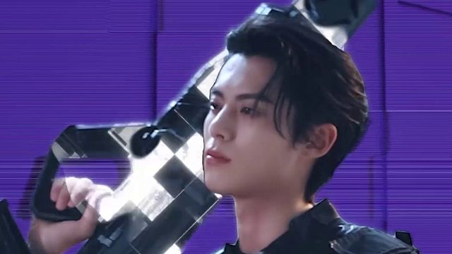 用王鹤棣的形象做暗示，体现高能英雄的阳光和有趣