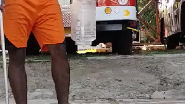 害怕的朋友不要点开印度某地一位男子救助一条蛇的过程。