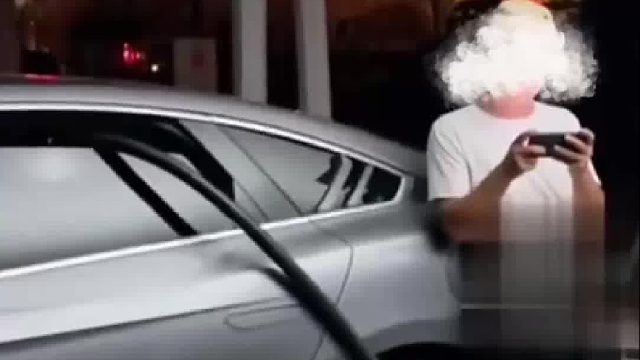 新能源车主提前占着车位，将充电枪放在车里！