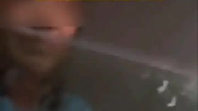 男子称奥迪车女子嫌自己车慢，被女司机别停后遭对方拉车门掌掴_你下来看我揍不揍你_。