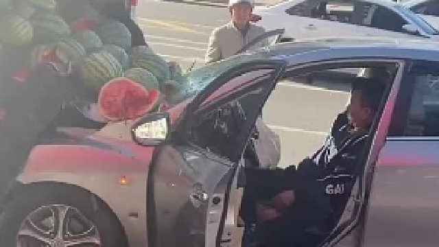 男子追尾西瓜了...关键是停车位上，力度还不小....