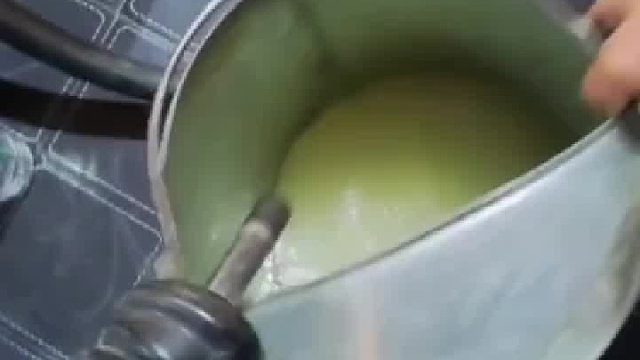 多辆车在加油站加油后出现故障，倒出来一看竟然是“水”