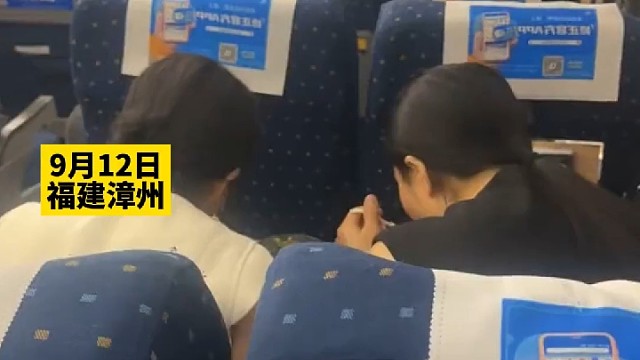 网传两名女子乘坐高铁期间在车厢内吃螺蛳粉，拍摄者：有乘客路过都捂着鼻子。