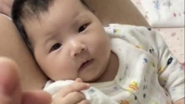 87天的小宝宝模仿能力太强了，妈妈对着孩子比爱心手势，宝宝竟然学会了