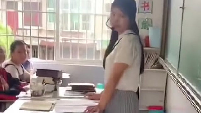 体育老师“生病”被美女老师抢课，一句话成功要回课