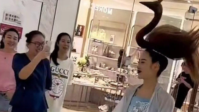 女子顶着创意造型逛街，回头率百分百，看呆路人……