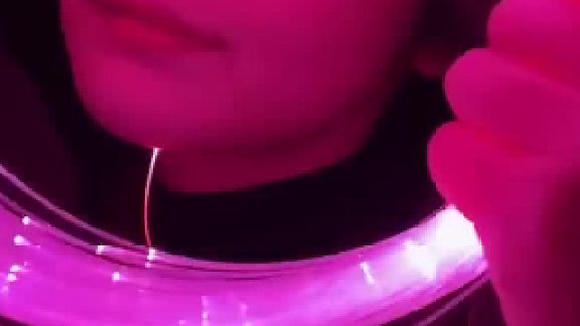 荧光舞。厉害之处在于，这些东西她操控得好顺滑，换成我的话，已经把我自己缠死了。