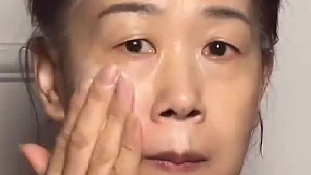 55岁阿姨苦练化妆挑战100天