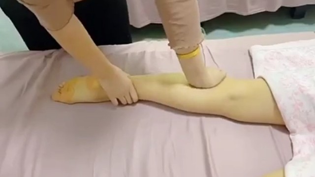 睡前避免饮用咖啡因含量高的饮料，保持规律的作息时间，避免过度疲劳等都有助于改善症状。