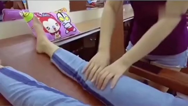 使用热水袋或温热的毛巾敷在不宁的部位，可以缓解因血液循环不畅引发的不适感。