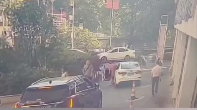 岁数大开车真不行，真是害人又害已！