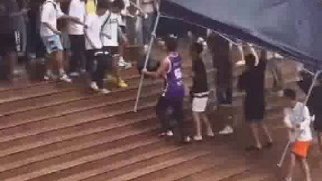 又见大学生“显眼包”，用最大的“伞”，接最铁的兄弟