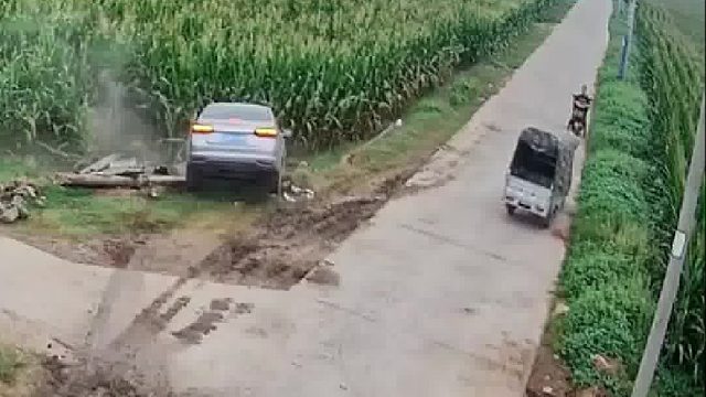 车辆高速通过村庄路口，这躲避三轮车直接撞向预制板！