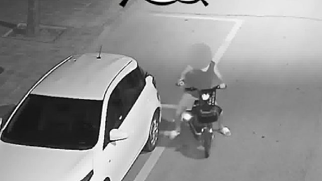 骑着电动车还拿着手机看结果........