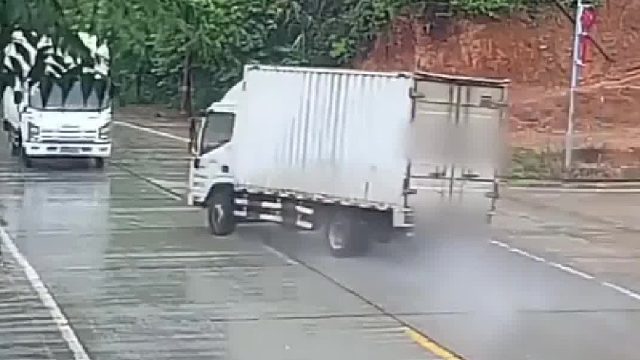 雨天路滑车辆在转弯路段打滑 失控造成事故！