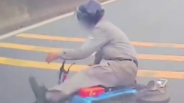 电动车横穿马路被直行小车撞倒！