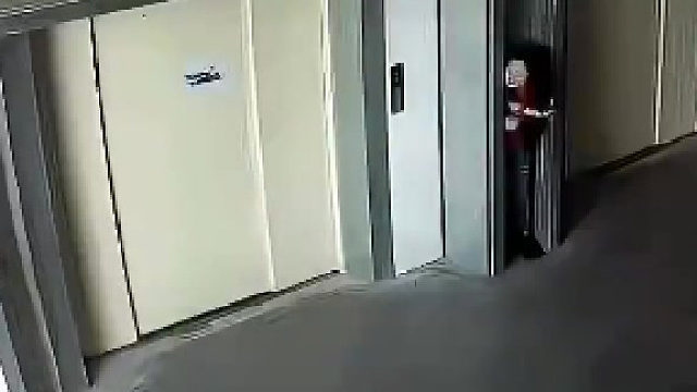 女子故意放下卷帘门，同事被爆头