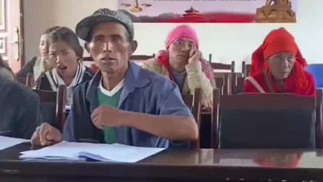 网友：她们可能在想地里的活还没干完，猪鸡还没喂，什么时候才能下课