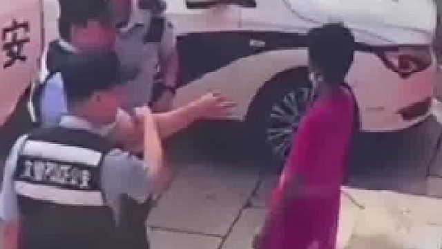 餐饮店老板曝光一女子带15岁小姑娘找工作，疑似贩子，发现可疑后果断报警，已联系上家属