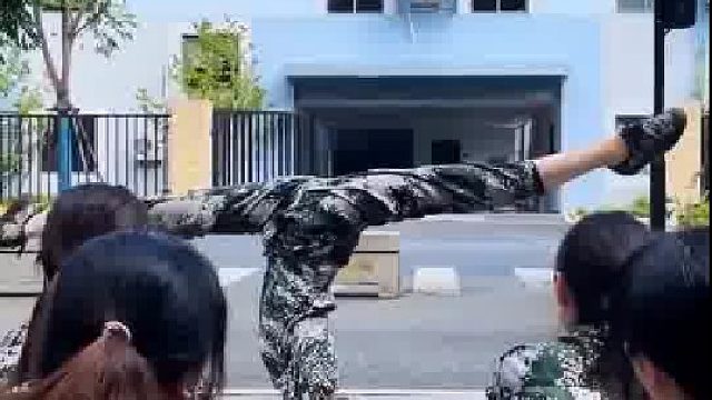 倒立一字马就算了，还是旋转的