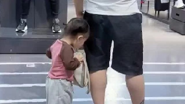 爸爸看手机时，宝贝偷喝小甜水，被爸爸发现后淡定应对。 宝宝：无所谓，我已经尝到甜头了