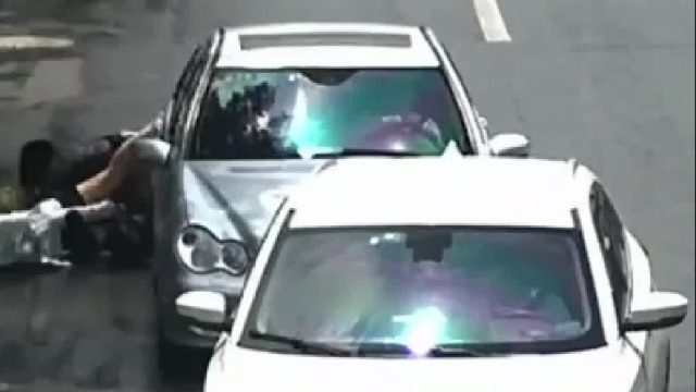 摩托车撞击前车后倒地，驾驶人头盔有效保护头部！