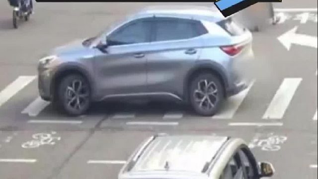 小轿车在直行道掉头结果......