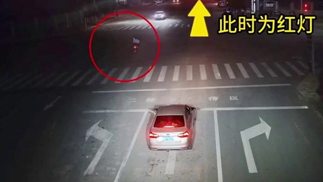 红灯你要闹受伤要人管！