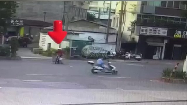 摩托车横穿马路被撞飞，幸亏戴了头盔保住一命！