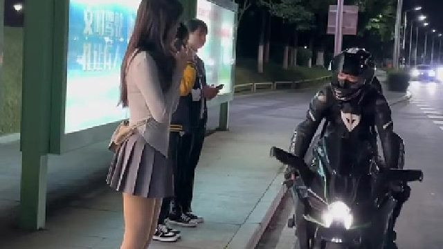 只是来送个东西，这小姐姐貌似被吓到了