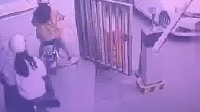 自己驾车转弯时被电动车直直撞上…