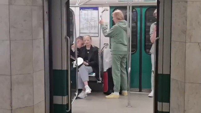 战斗民族的地铁与众不同，断头台式关门看着好危险