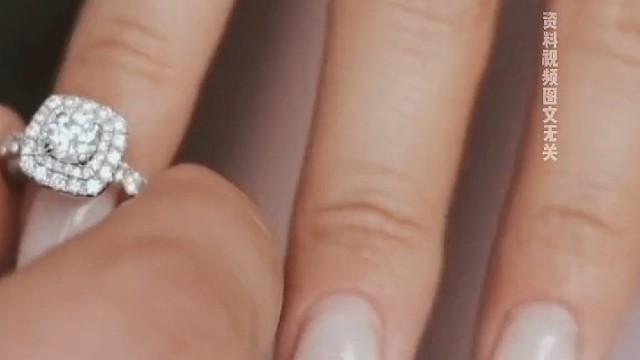 女子五年前花1万8买的钻戒现在只值1550