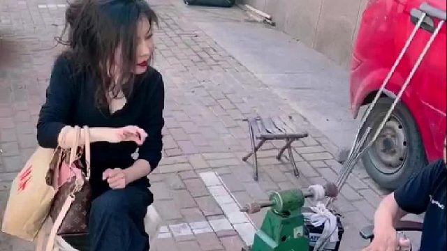 三分钟就可以修好的鞋，大爷愣是修了十分钟