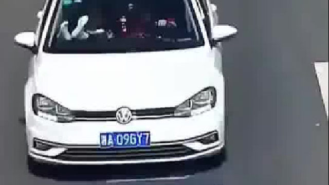 副驾腿应该废了