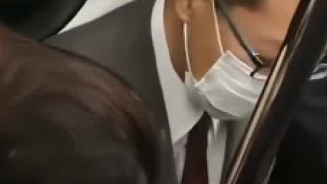 地铁上一女子睡着靠近男子肩膀。随男子的操作惊呆众人