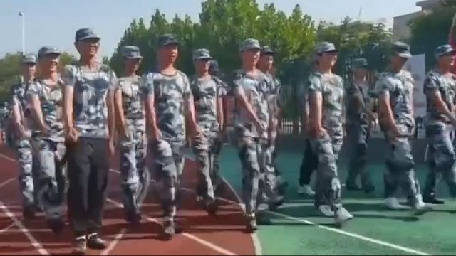 教官让 “顺拐”同学单独一方队，该说不说走得还挺整齐。网友：迎面向我们走来的是 顺拐方队