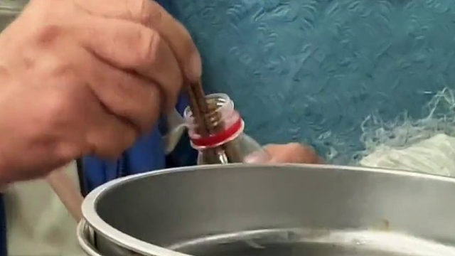 老人在火车上用热水泡干挂面吃