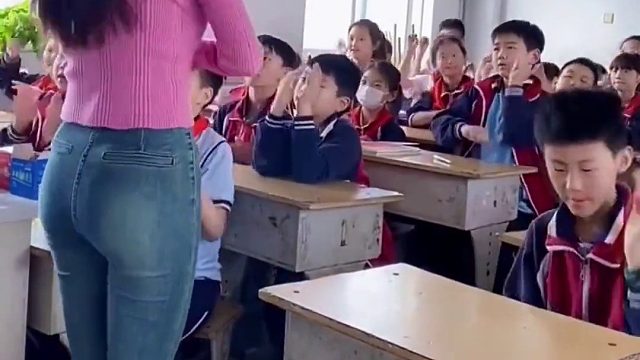 老师穿紧身牛仔裤授课，被网友质疑为人师表，还是要注意一点，你怎么看呢