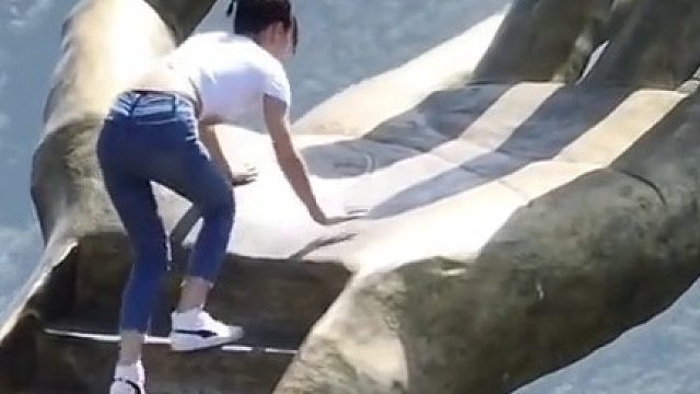 女子颤颤巍巍爬上景区网红打卡点打卡