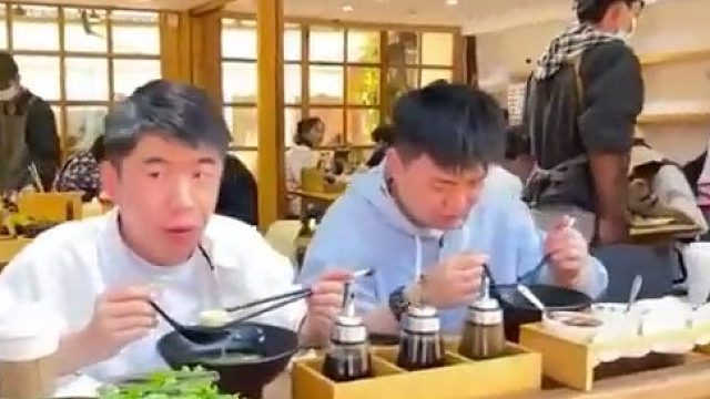 女子在丽江景区怕踩雷 便问食客好吃