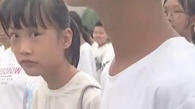 学校组织活动要求白色鞋子，男孩没有白鞋淡定应对